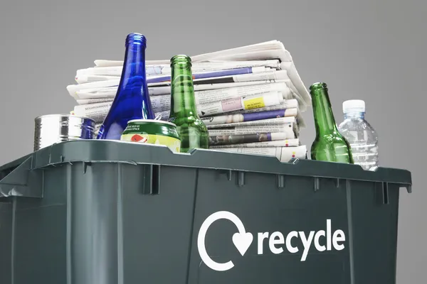 Caixote de reciclagem cheio de resíduos de papel — Fotografia de Stock