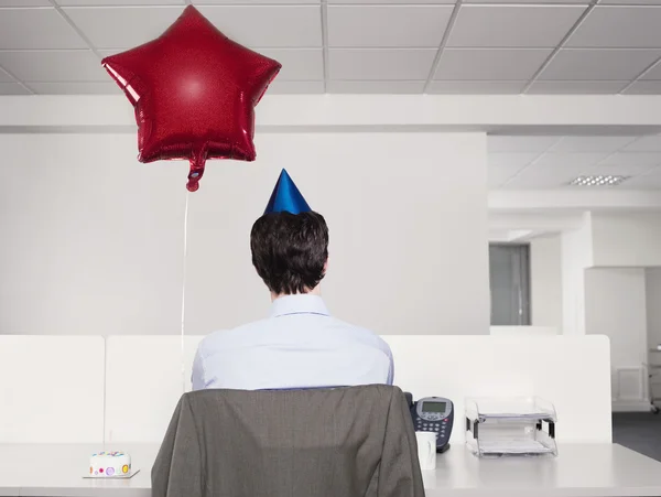 Mann feiert Geburtstag allein — Stockfoto