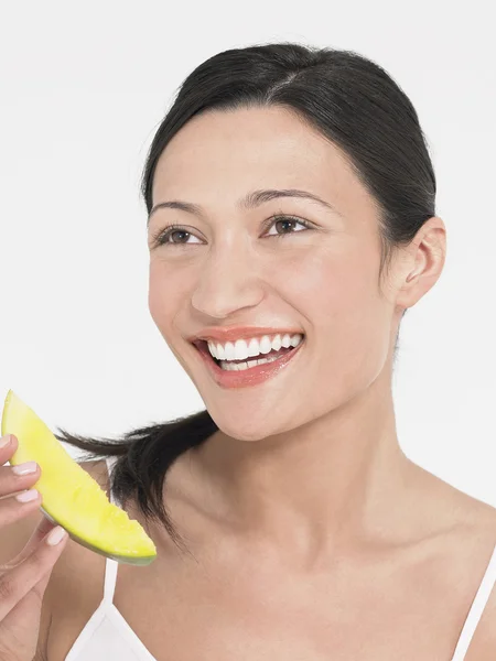Vrouw eten honingdauw meloen — Stockfoto