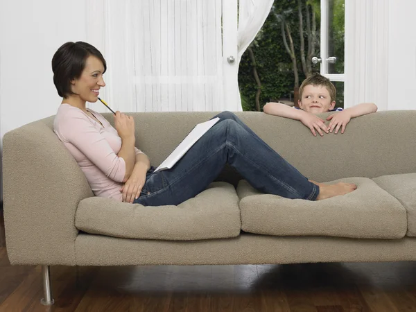 Mor och unga son av soffan — Stockfoto