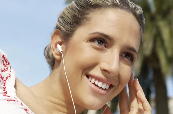 Woman listening to music — Stock Photo, Image