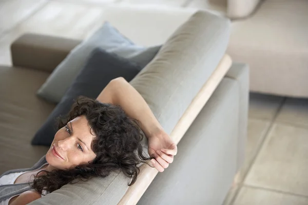 Frau entspannt sich auf Couch — Stockfoto