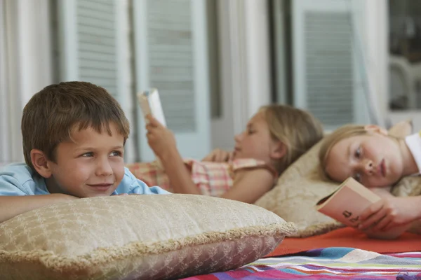 Enfants Détente dans le patio — Photo