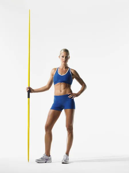 Atleta femenina sosteniendo jabalina —  Fotos de Stock