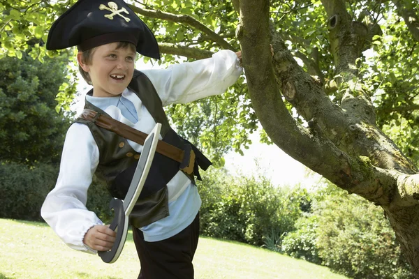 Niño usando traje de pirata — Foto de Stock