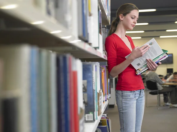 Étudiant lisant des manuels — Photo