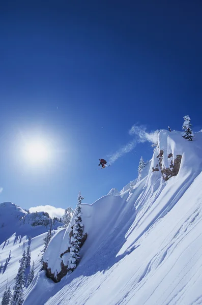 Skiër springen van berg richel — Stockfoto