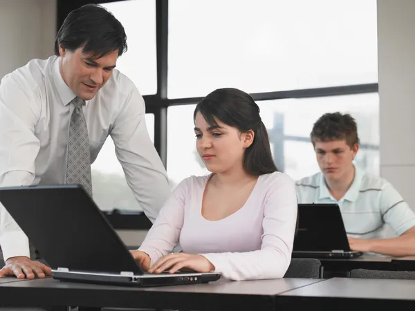 Profesor con estudiantes en aula de informática — Foto de Stock