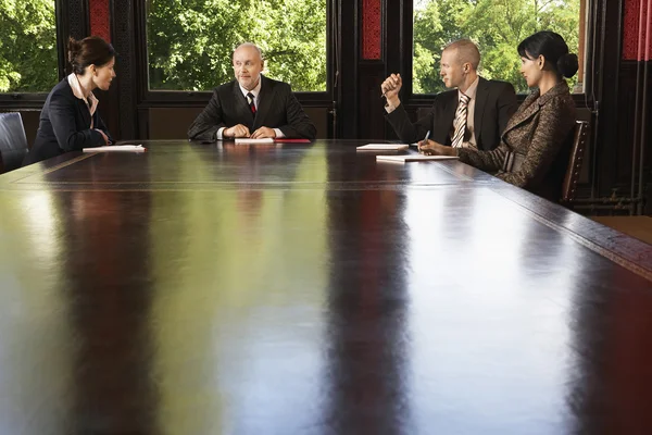 Podnikatelé setkání kolem konferenčního stolu — Stock fotografie