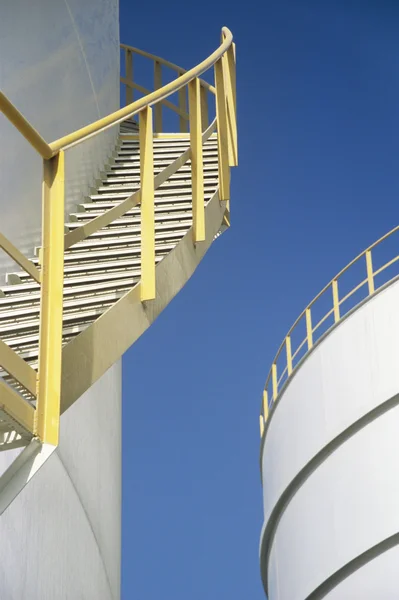 Escalera en tanque de almacenamiento al aire libre — Foto de Stock