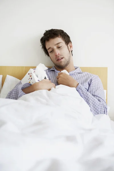 Ill Man with flue in bed — Stock Photo, Image