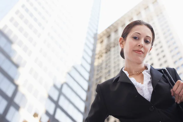 Femme d'affaires à l'extérieur — Photo