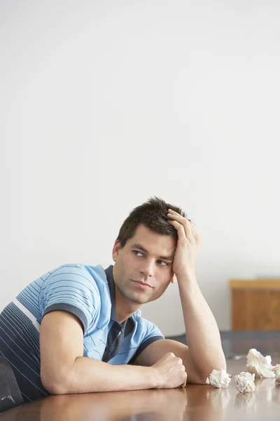Frustrovaný muž sedící — Stock fotografie