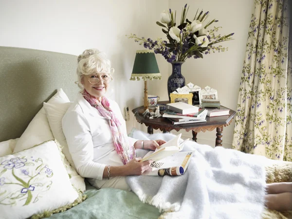Donna anziana con libro — Foto Stock