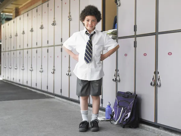 Escola menino perto de armários — Fotografia de Stock