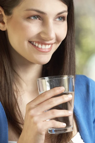 Woman drinking water — Stock Photo, Image