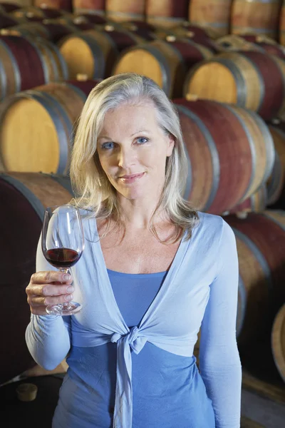 Frau mit Glas Rotwein — Stockfoto