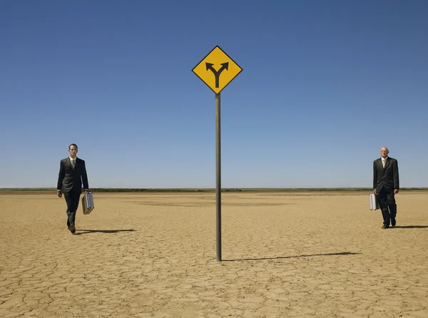 Empresarios caminando hacia la señal — Foto de Stock