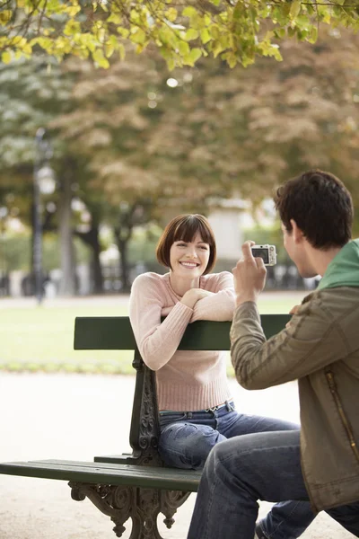 Muž fotografování žena v parku — Stock fotografie