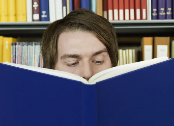 Молодой человек читает — стоковое фото