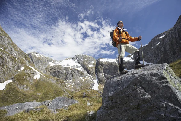 Escursionista sulla cima del masso — Foto Stock