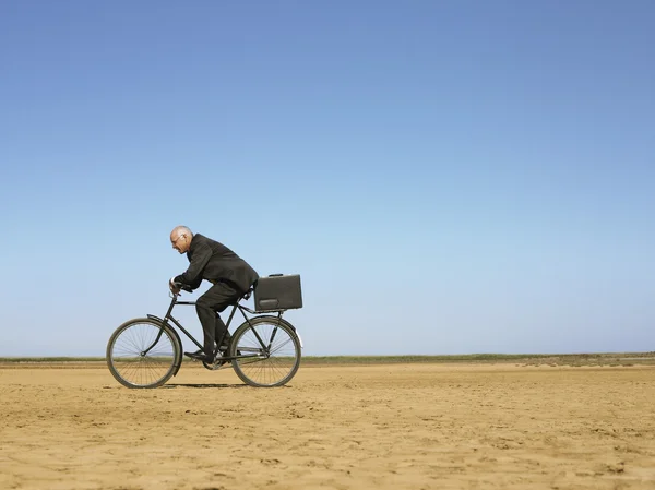 Hombre de negocios montar en bicicleta —  Fotos de Stock