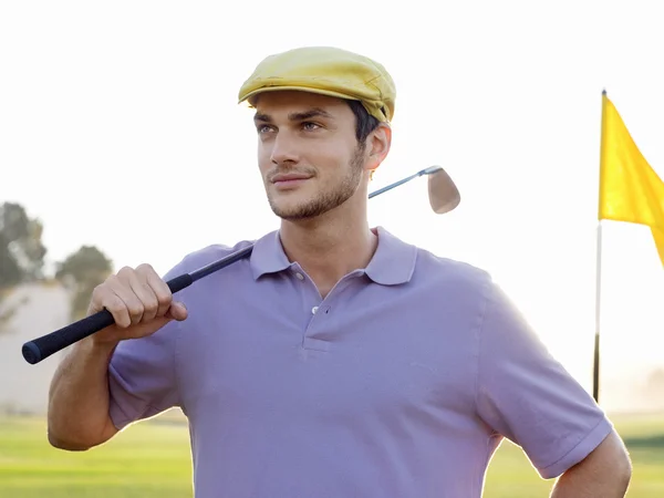 Golfer op cursus met club — Stockfoto