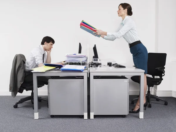 Empresária que passa o trabalho ao colega — Fotografia de Stock