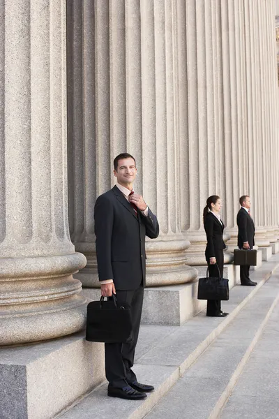 Advocaten te wachten op gerechtsgebouw stappen — Stockfoto