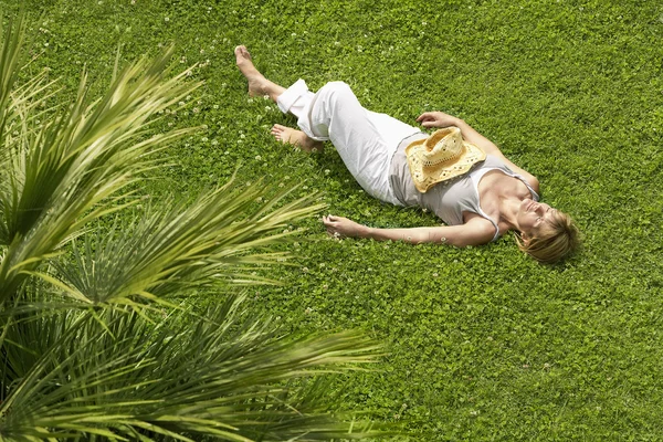 Kvinna som sover på gräs — Stockfoto