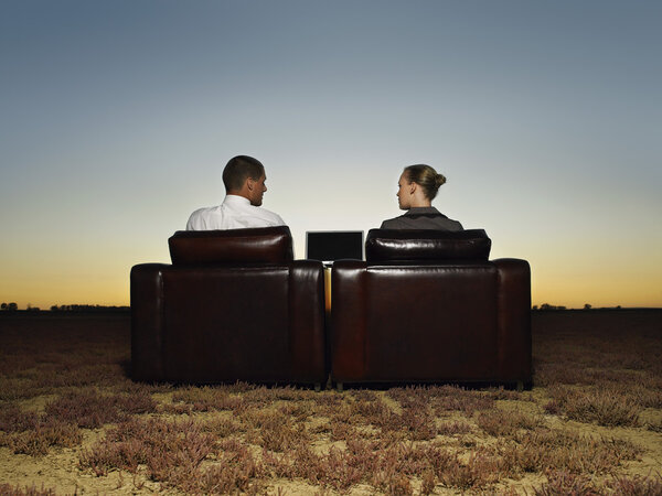 бизнесмены в креслах
