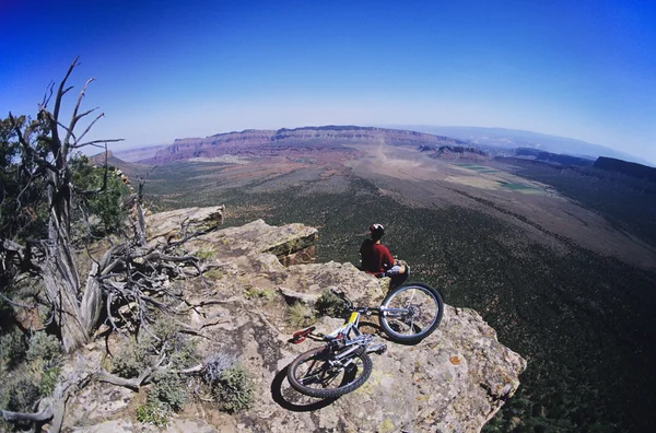 Mountainbike-åkaren på rock — Stockfoto