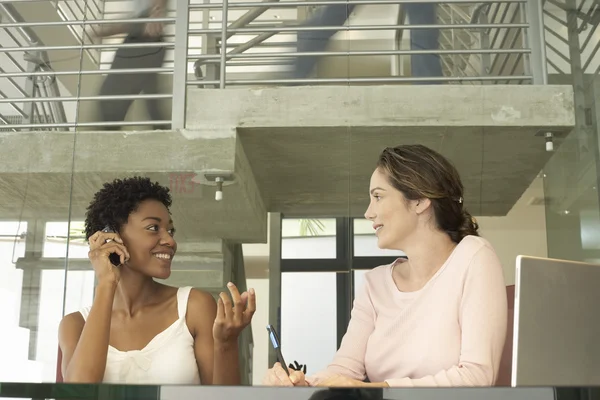 Businesswoman with colleague — Stock Photo, Image