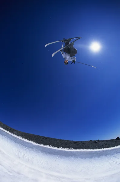 Лыжник выполняет флип на горе — стоковое фото