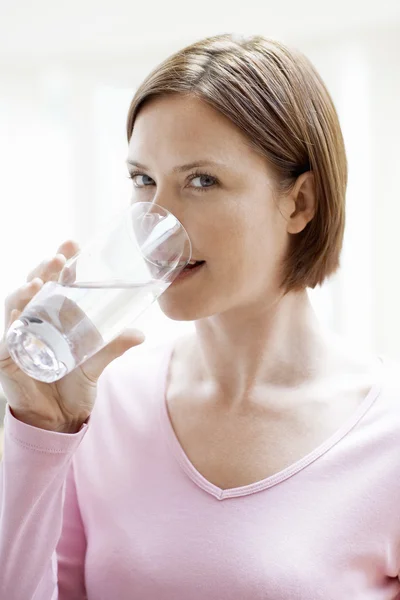 Mujer agua potable — Foto de Stock