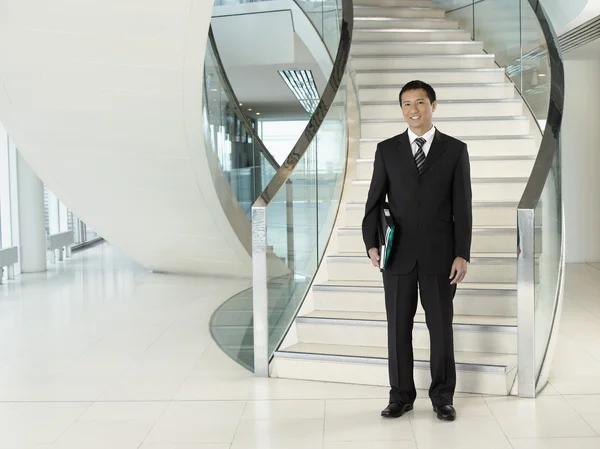 Empresário confiante na frente das escadas — Fotografia de Stock