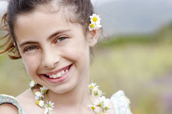 Flickan bär halsband med blommor — Stockfoto