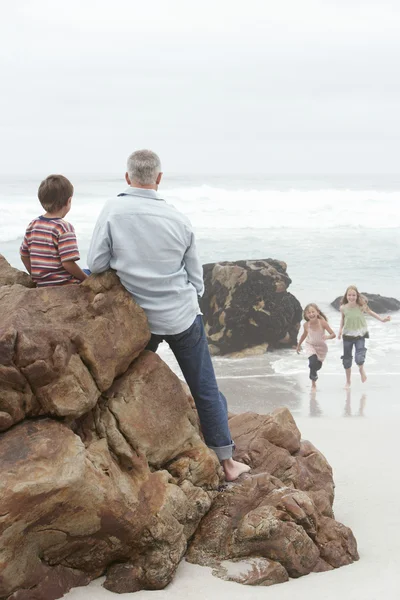 Father with Children on Rocky Beach — Stock Photo, Image