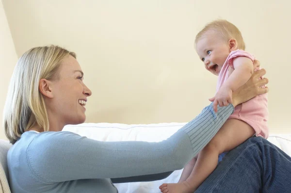 Mãe e bebê brincando — Fotografia de Stock