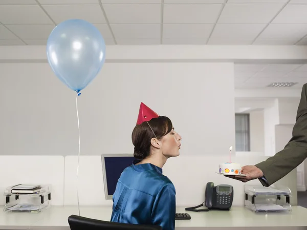 Femme ayant anniversaire au bureau — Photo