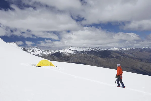 Hiker walking toward tent — Stock Photo, Image