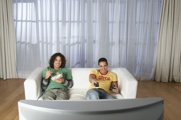 Dois homens assistindo televisão — Fotografia de Stock