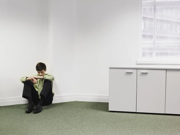 Hombre de negocios sentado en el suelo — Foto de Stock