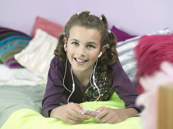 Дівчина слухає MP3 плеєр — стокове фото