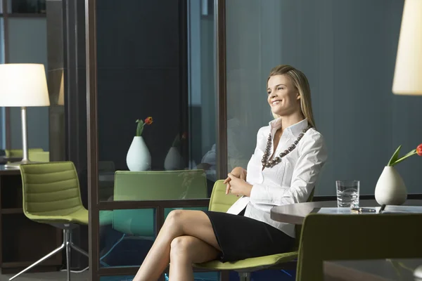 Femme d'affaires assise au bureau — Photo