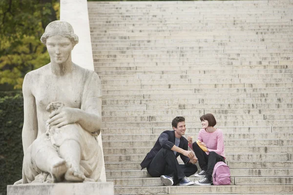 Couple relaxant sur escalier — Photo