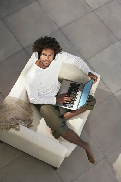 Man using laptop — Stock Photo, Image