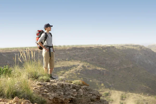 Excursionista en la cima de la montaña — Foto de Stock