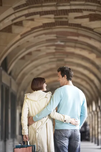 Couple with arms round each other — Stock Photo, Image