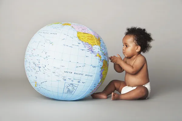 Bebê americano africano com globo Imagens De Bancos De Imagens